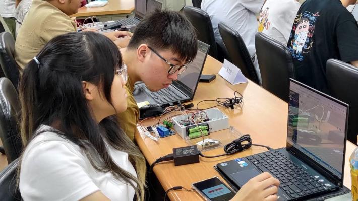 陽明交通大學智慧節能網路跨層系統整合教學聯盟開發「智慧節能數據管理與分析平台」，學員於課程中進行實作操作，體驗完整的物聯網數據管理應用